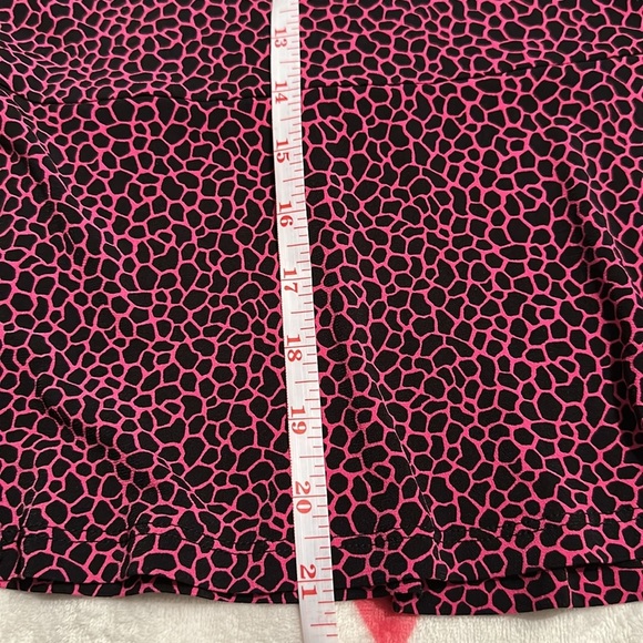 NWT MICHAEL KORS Giraffe-Print Flounce
Mini Skirt in cerise - Picture 8 of 13
